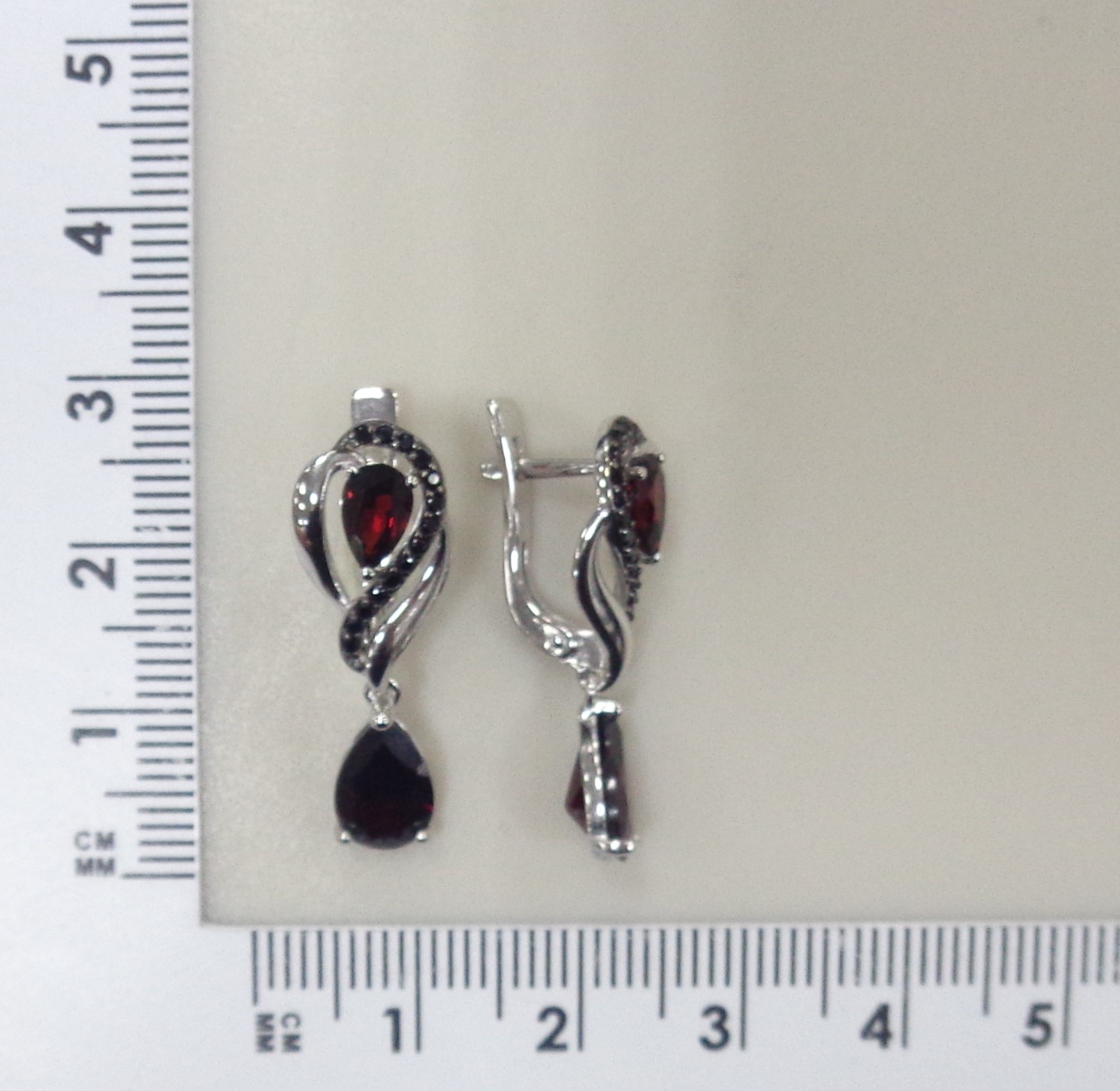 Серебряные серьги с гранатами